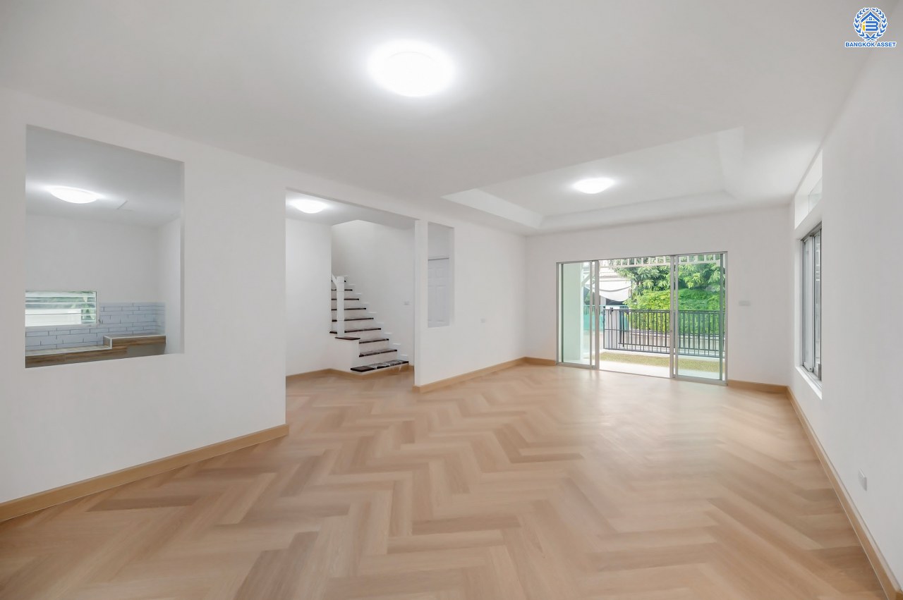 บ้านมือสองตกแต่งใหม่ โครงการ พฤกษ์ลดา พุทธสาคร จากแบรนด์ LH ตัวบ้านใกล้สวนสาธารณะ รองรับทุกความสุขบนเนื้อที่ 53.9 ตร.ว. ฟังก์ชัน 3 ห้องนอน 3 ห้องน้ำ จอดรถได้ 2 คัน เชื่อมต่อถนนเพชรเกษม, ถนนพุทธมณฑลสาย4, ถนนบรมราชชนนี ใกล้รถไฟฟ้าสายสีน้ำเงิน "สถานีหลักสอง" และ The Mall บางแค